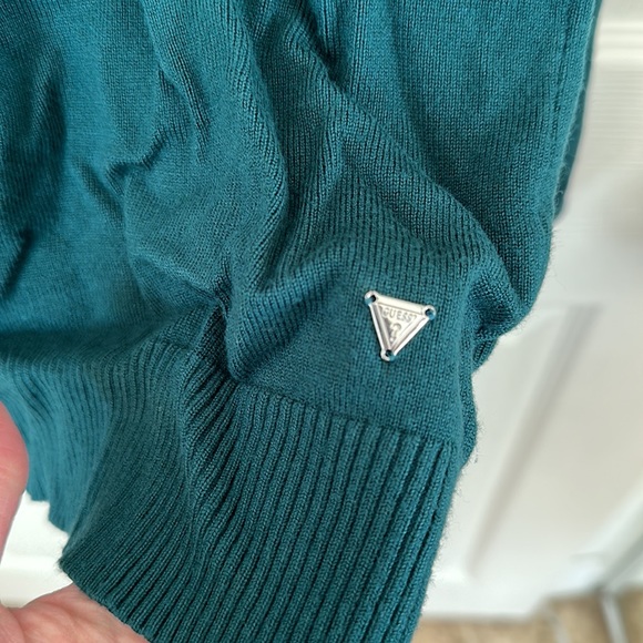 Guess Sweater Size Medium - Picture 4 of 7